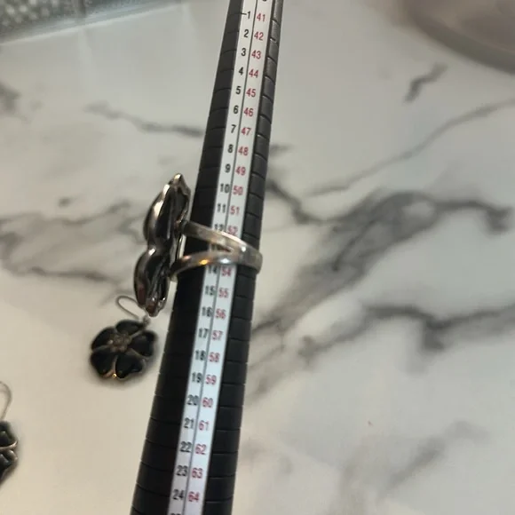 Pre owned- Elegant Black Flower Jewelry Set - Picture 10 of 16